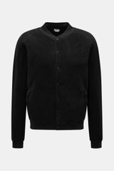 Front view of the 04651/ A trip in a bag Fleece blouson black, made of pure cotton fleece with a soft feel, slim fit, snap button placket, signature blouson collar in rib knit, angled hip pockets, comfortable ribbed bands, and a woven label in the side se