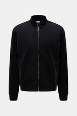 Frontansicht der schwarzen 04651/ A trip in a bag Sweatjacke 'IF Track' aus super softem Baumwoll-Jersey mit Reißverschluss, elastischem Bund, hoch schließendem Kragen und schrägen Leistentaschen.