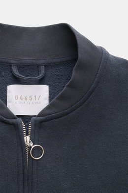 Close-up front view of the collar and zipper of the 04651/ A trip in a bag Sweat jacket 'CL Bomber' navy, featuring a garment-dyed organic cotton and linen blend, soft feel, regular fit, robust two-way zip with a ring pull, signature blouson collar, and f