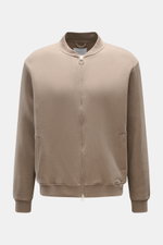 Front view of 04651/ A trip in a bag Sweatjacke 'CL Bomber' taupe, oversized fit with garment-dyed finish, two-way zipper, angled pockets, ribbed cuffs.

<p>Entspannt unterwegs: Die Sweatjacke 'CL Bomber' von 04651/ A TRIP IN A BAG kombiniert einen hochwe