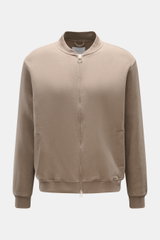 Front view of 04651/ A trip in a bag Sweatjacke 'CL Bomber' taupe, oversized fit with garment-dyed finish, two-way zipper, angled pockets, ribbed cuffs.

<p>Entspannt unterwegs: Die Sweatjacke 'CL Bomber' von 04651/ A TRIP IN A BAG kombiniert einen hochwe