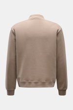 Rear view of 04651/ A trip in a bag Sweatjacke 'CL Bomber' taupe, showcasing soft organic cotton-linen blend, garment-dyed, oversized fit, ribbed cuffs.

<p>Entspannt unterwegs: Die Sweatjacke 'CL Bomber' von 04651/ A TRIP IN A BAG kombiniert einen hochwe