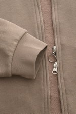 Close-up front view of 04651/ A trip in a bag Sweatjacke 'CL Bomber' taupe showing soft ribbed cuff and robust two-way zipper.

<p>Entspannt unterwegs: Die Sweatjacke 'CL Bomber' von 04651/ A TRIP IN A BAG kombiniert einen hochwertigen Mix aus Bio-Baumwol