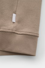 Close-up side view of 04651/ A trip in a bag Sweatjacke 'CL Bomber' taupe showing soft ribbed cuff and small white fabric label.

<p>Entspannt unterwegs: Die Sweatjacke 'CL Bomber' von 04651/ A TRIP IN A BAG kombiniert einen hochwertigen Mix aus Bio-Baumw