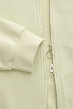 Close-up front view of 04651/ A trip in a bag Sweatjacke 'CL Bomber' pastellgrün showing soft, garment-dyed fabric, robust two-way zipper, and flexible rib cuffs.

<p>Entspannt unterwegs: Die Sweatjacke 'CL Bomber' von 04651/ A TRIP IN A BAG kombiniert ei