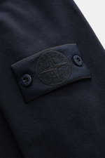 Nahaufnahme des tonalen Kompass-Badges an der Stone Island Sweatjacke 'Ghost Piece' navy aus elastischer Baumwolle mit weichem Griff.