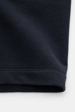 Stone Island Sweatjacke 'Ghost Piece' navy, Detailaufnahme des elastischen Baumwollstoffs mit weichem Griff, nah und frontale Perspektive.