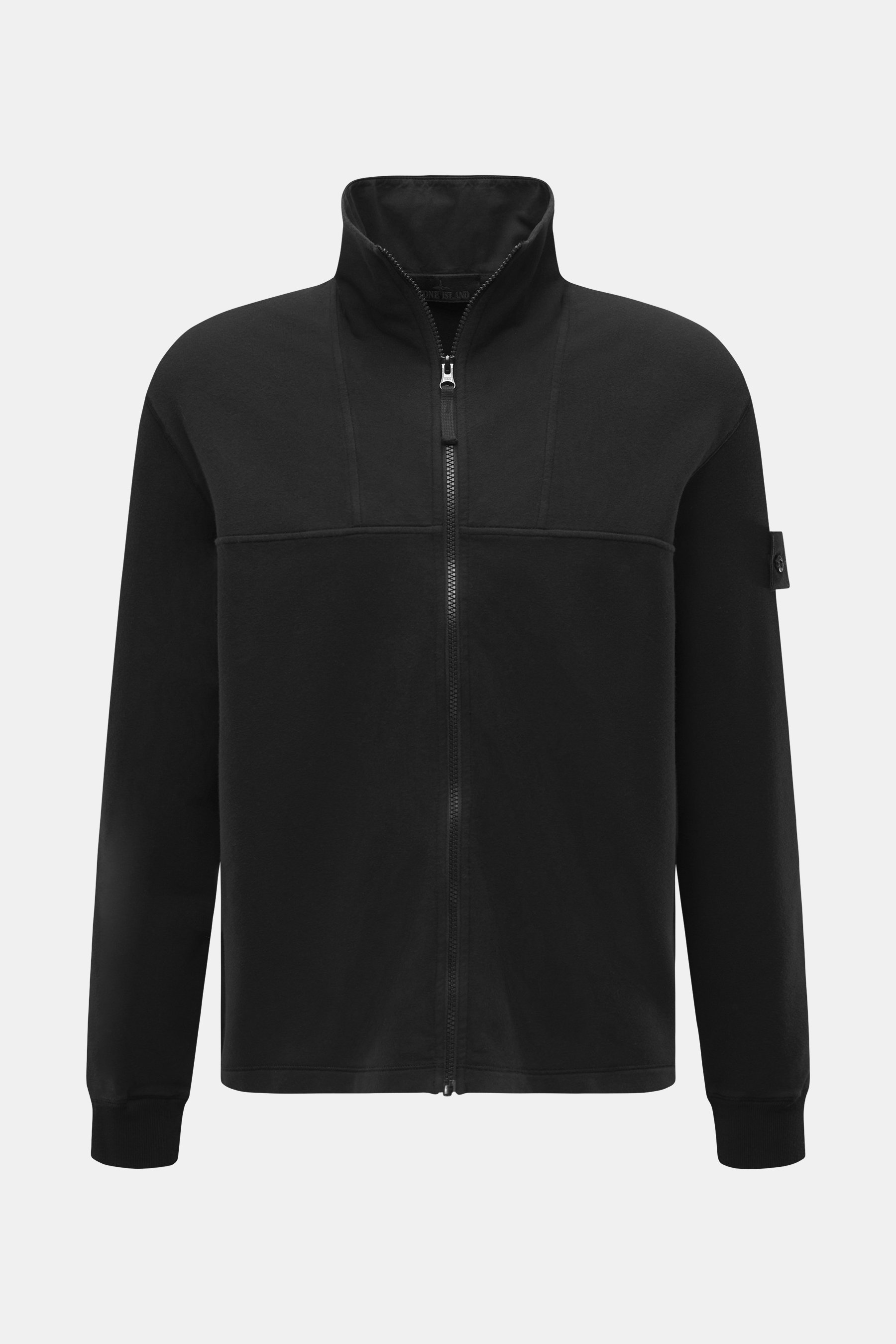 Stone Island Sweatjacke 'Ghost Piece' schwarz, frontal fotografiert, Stehkragen, Reißverschluss, tonales Kompass-Badge, elastische Baumwolle, Regular Fit.