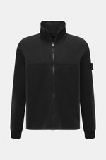 Stone Island Sweatjacke 'Ghost Piece' schwarz, frontal fotografiert, Stehkragen, Reißverschluss, tonales Kompass-Badge, elastische Baumwolle, Regular Fit.