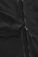 Stone Island Sweatjacke 'Ghost Piece' schwarz in Nahaufnahme von oben, elastischer Baumwoll-Sweat mit Reißverschluss, Rippbündchen, tonalem Kompass-Badge.
