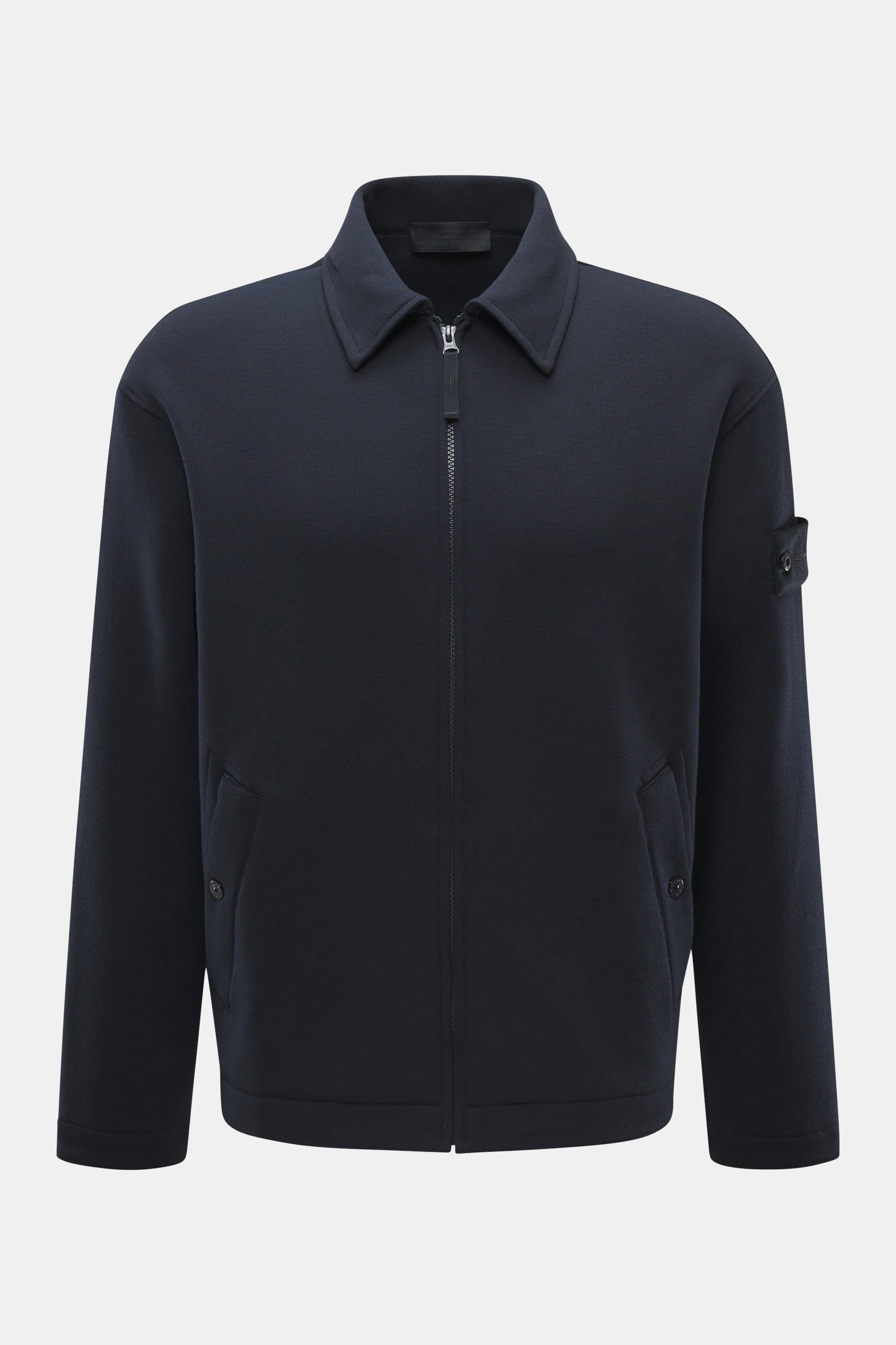Stone Island Sweatjacke 'Ghost Piece' navy frontale Nahaufnahme mit Umlegekragen, Reißverschluss, tonalem Kompass-Badge, schrägen Leistentaschen, regulierbaren Ärmelbündchen, weicher Wolle-Baumwoll-Mix und softer Innenseite.