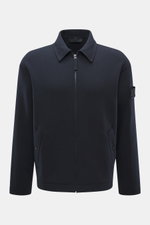 Stone Island Sweatjacke 'Ghost Piece' navy frontale Nahaufnahme mit Umlegekragen, Reißverschluss, tonalem Kompass-Badge, schrägen Leistentaschen, regulierbaren Ärmelbündchen, weicher Wolle-Baumwoll-Mix und softer Innenseite.