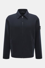 Stone Island Sweatjacke 'Ghost Piece' navy frontale Nahaufnahme mit Umlegekragen, Reißverschluss, tonalem Kompass-Badge, schrägen Leistentaschen, regulierbaren Ärmelbündchen, weicher Wolle-Baumwoll-Mix und softer Innenseite.