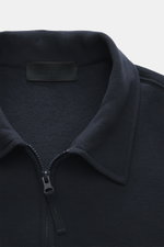 Stone Island Sweatjacke 'Ghost Piece' navy, Nahaufnahme von oben, Umlegekragen, Reißverschluss, weiche Innenseite, tonales Kompass-Badge, Woll-Baumwoll-Mix, Regular Fit.