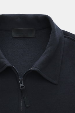 Stone Island Sweatjacke 'Ghost Piece' navy, Nahaufnahme von oben, Umlegekragen, Reißverschluss, weiche Innenseite, tonales Kompass-Badge, Woll-Baumwoll-Mix, Regular Fit.