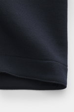 Stone Island Sweatjacke 'Ghost Piece' navy, Nahaufnahme der tonalen Kompass-Badge und weichen Materialstruktur aus Wolle-Baumwoll-Mix, Seitenansicht