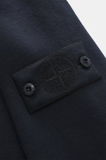 Stone Island Sweatjacke 'Ghost Piece' navy, Nahaufnahme des tonalen Kompass-Badges mit Druckknöpfen, weiche Materialstruktur sichtbar.