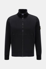 Stone Island Sweatshirt Jacket Dark Navy front view, garment-dyed cotton with zipper, stand-up collar, kangaroo pocket, compass badge.

<p>Relaxed basic by STONE ISLAND: With sporty casualness, the garment-dyed sweatshirt jacket made of soft cotton accomp