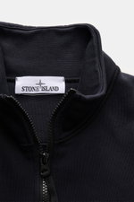 Close-up front view of Stone Island Sweatshirt Jacket Dark Navy showing collar, zipper, and brand label.

<p>Relaxed basic by STONE ISLAND: With sporty casualness, the garment-dyed sweatshirt jacket made of soft cotton accompanies us in sports and leisure