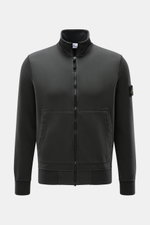 Alt tag (125 characters max): Front view of Stone Island Sweatshirt Jacket Dark Grey with stand-up collar, zipper, pockets, and compass badge on sleeve.

Additional descriptive content:  
<p>Relaxed basic by STONE ISLAND: With sporty casualness, the garme