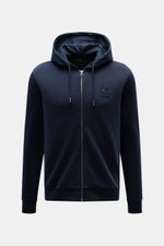 Belstaff Sweatjacke 'Curator' navy, Frontansicht, Slim Fit mit Kapuze und Tunnelzug, robuster Reißverschluss, Taschen, Rippbündchen, tonales Weblabel, Supima-Baumwolle, geschmeidiger Griff.