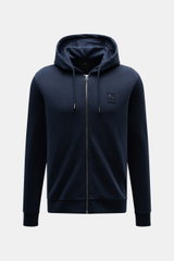 Belstaff Sweatjacke 'Curator' navy, Frontansicht, Slim Fit mit Kapuze und Tunnelzug, robuster Reißverschluss, Taschen, Rippbündchen, tonales Weblabel, Supima-Baumwolle, geschmeidiger Griff.
