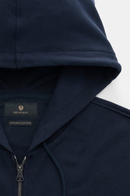 Belstaff Sweatjacke 'Curator' navy, Nahaufnahme von Kapuze und Reißverschluss, Sweat aus reiner Supima-Baumwolle, Slim Fit, Tunnelzug, Seitennahttaschen, tonales Weblabel, Rippbündchen.