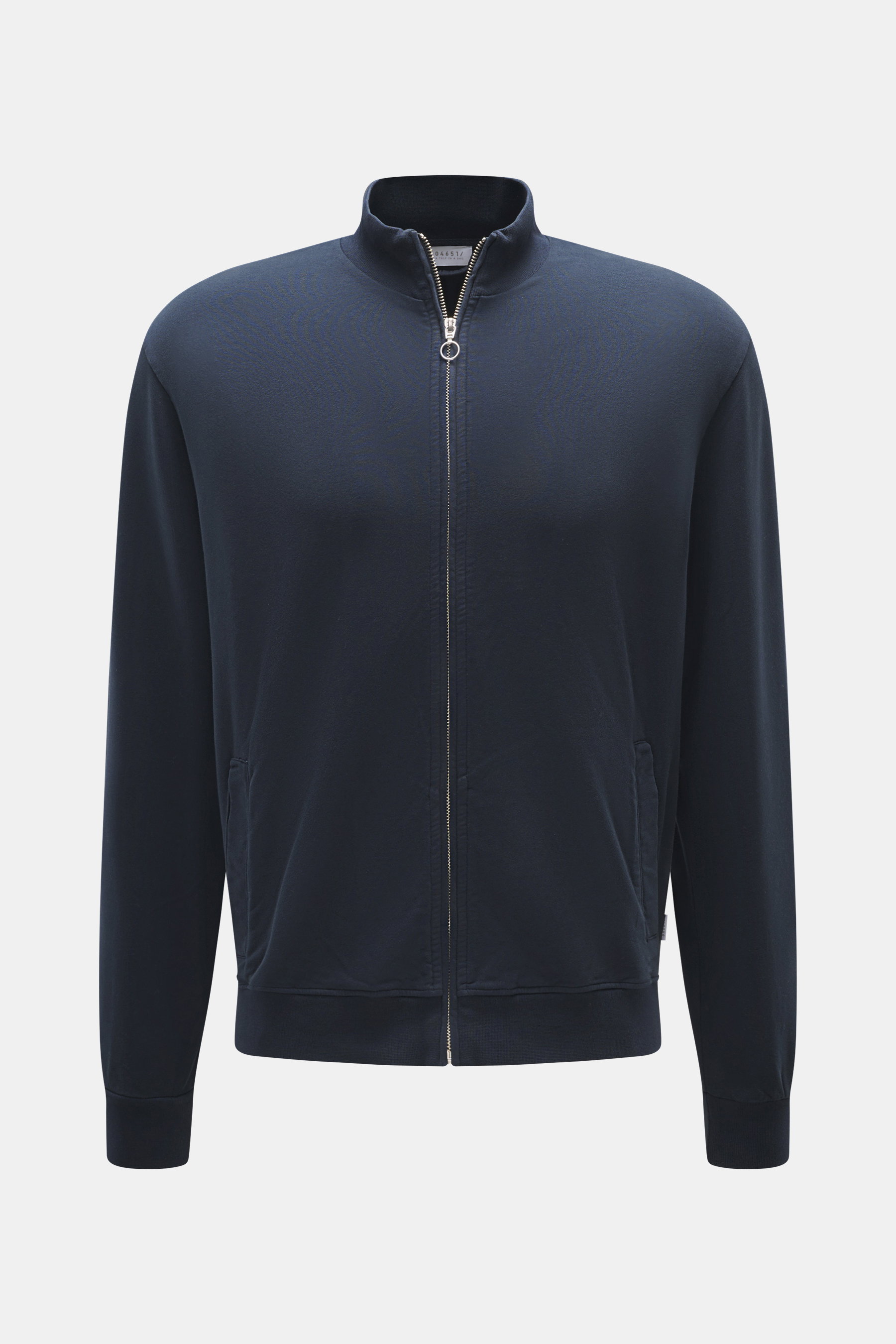 Frontansicht der navy 04651/ A trip in a bag Sweatjacke 'IF Track' aus super softem Baumwoll-Jersey mit Reißverschluss, Kragen, Taschen und Rippbündchen.