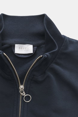 Nahaufnahme der hoch schließenden Kragenpartie mit Reißverschluss der navyfarbenen 04651/ A trip in a bag Sweatjacke 'IF Track' aus super softem Baumwoll-Jersey.