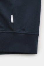 04651/ A trip in a bag Sweatjacke 'IF Track' navy, Detailaufnahme des unteren Saums mit flexiblem Rippbündchen und kleinem weißen Weblabel, super softer Baumwoll-Jersey, elastische Qualität.