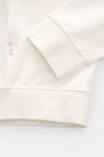 Nahaufnahme der offwhite 04651/ A trip in a bag Sweatjacke 'IF Track' mit elastischem Rippbündchen und kleinem Weblabel, aus super softem Baumwoll-Jersey.