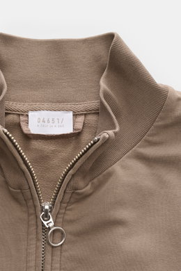 Nahaufnahme der 04651/ A trip in a bag Sweatjacke 'IF Track' taupe von oben, zeigt hoch schließenden Kragen, Reißverschluss und elastischen Baumwoll-Jersey.