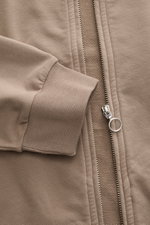 Nahaufnahme der taupefarbenen 04651/ A trip in a bag Sweatjacke 'IF Track' aus super softem Baumwoll-Jersey mit Reißverschluss und Rippbündchen.