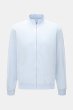 Frontansicht der pastellblauen 04651/ A trip in a bag Sweatjacke 'IF Track' aus super softem Baumwoll-Jersey mit Reißverschluss, Leistentaschen und Rippbündchen.