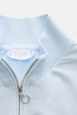 04651/ A trip in a bag Sweatjacke 'IF Track' pastellblau, Detailansicht Reißverschluss und hoch schließender Kragen aus super softem Baumwoll-Jersey.