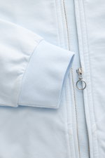 04651/ A trip in a bag Sweatjacke 'IF Track' pastellblau, Detailaufnahme von Reißverschluss, hoch schließendem Kragen, elastischem Rippbündchen aus super softem Baumwoll-Jersey.