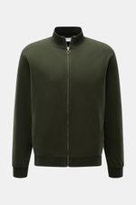 Frontansicht der dunkelgrünen 04651/ A trip in a bag Sweatjacke 'IF Track' aus super softem Baumwoll-Jersey mit Reißverschluss, hochschließendem Kragen, elastischer Qualität und schrägen Leistentaschen.