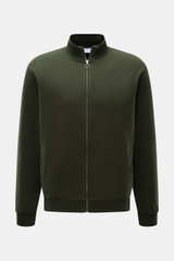 Frontansicht der dunkelgrünen 04651/ A trip in a bag Sweatjacke 'IF Track' aus super softem Baumwoll-Jersey mit Reißverschluss, hochschließendem Kragen, elastischer Qualität und schrägen Leistentaschen.