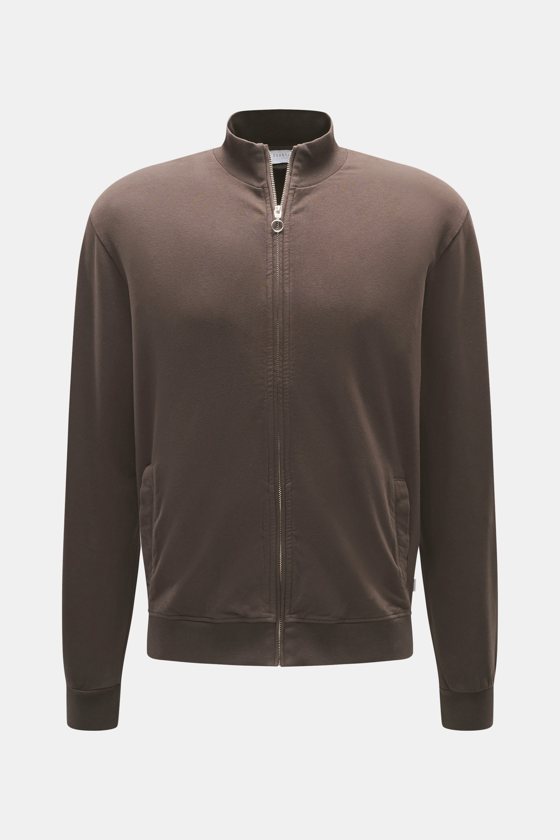 Frontale Nahaufnahme der braunen 04651/ A trip in a bag Sweatjacke 'IF Track' aus super softem Baumwoll-Jersey mit Reißverschluss, hoch schließendem Kragen, elastischer Qualität, schräge Leistentaschen und flexiblen Rippbündchen.