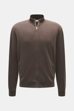 Frontale Nahaufnahme der braunen 04651/ A trip in a bag Sweatjacke 'IF Track' aus super softem Baumwoll-Jersey mit Reißverschluss, hoch schließendem Kragen, elastischer Qualität, schräge Leistentaschen und flexiblen Rippbündchen.