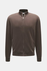 Frontale Nahaufnahme der braunen 04651/ A trip in a bag Sweatjacke 'IF Track' aus super softem Baumwoll-Jersey mit Reißverschluss, hoch schließendem Kragen, elastischer Qualität, schräge Leistentaschen und flexiblen Rippbündchen.