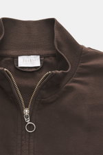 04651/ A trip in a bag Sweatjacke 'IF Track' braun aus super softem Baumwoll-Jersey mit Reißverschluss, hochschließendem Kragen, Detailaufnahme von oben.
