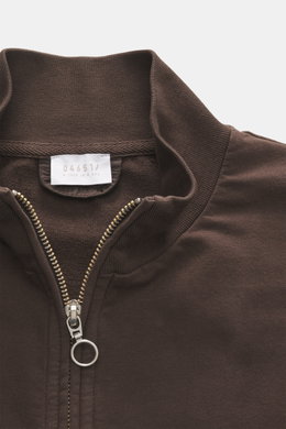 04651/ A trip in a bag Sweatjacke 'IF Track' braun aus super softem Baumwoll-Jersey mit Reißverschluss, hochschließendem Kragen, Detailaufnahme von oben.