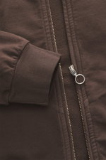 Nahaufnahme der braunen 04651/ A trip in a bag Sweatjacke 'IF Track' mit Reißverschluss, elastischem Rippbündchen und Baumwoll-Jersey.