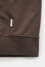 Brauner Detailblick auf Saum und kleines Weblabel der 04651/ A trip in a bag Sweatjacke 'IF Track', gefertigt aus super softem, elastischem Baumwoll-Jersey.