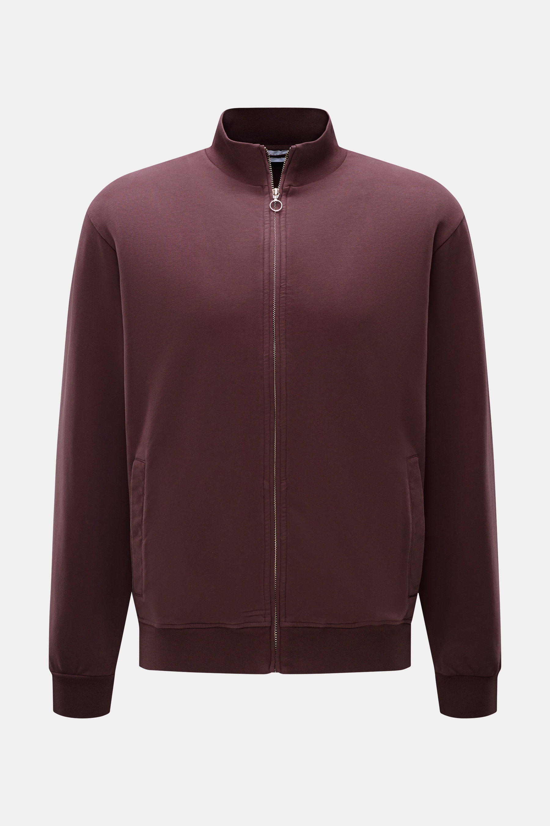 Frontale Nahaufnahme der 04651/ A trip in a bag Sweatjacke 'IF Track' bordeaux aus super softem, elastischem Baumwoll-Jersey mit Reißverschluss.