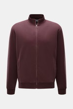 Frontale Nahaufnahme der 04651/ A trip in a bag Sweatjacke 'IF Track' bordeaux aus super softem, elastischem Baumwoll-Jersey mit Reißverschluss.