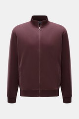 Frontale Nahaufnahme der 04651/ A trip in a bag Sweatjacke 'IF Track' bordeaux aus super softem, elastischem Baumwoll-Jersey mit Reißverschluss.
