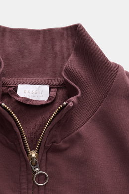 04651/ A trip in a bag Sweatjacke 'IF Track' bordeaux, Nahaufnahme von Kragen und Reißverschluss, Baumwoll-Jersey, elastisch, soft, garment-dyed.