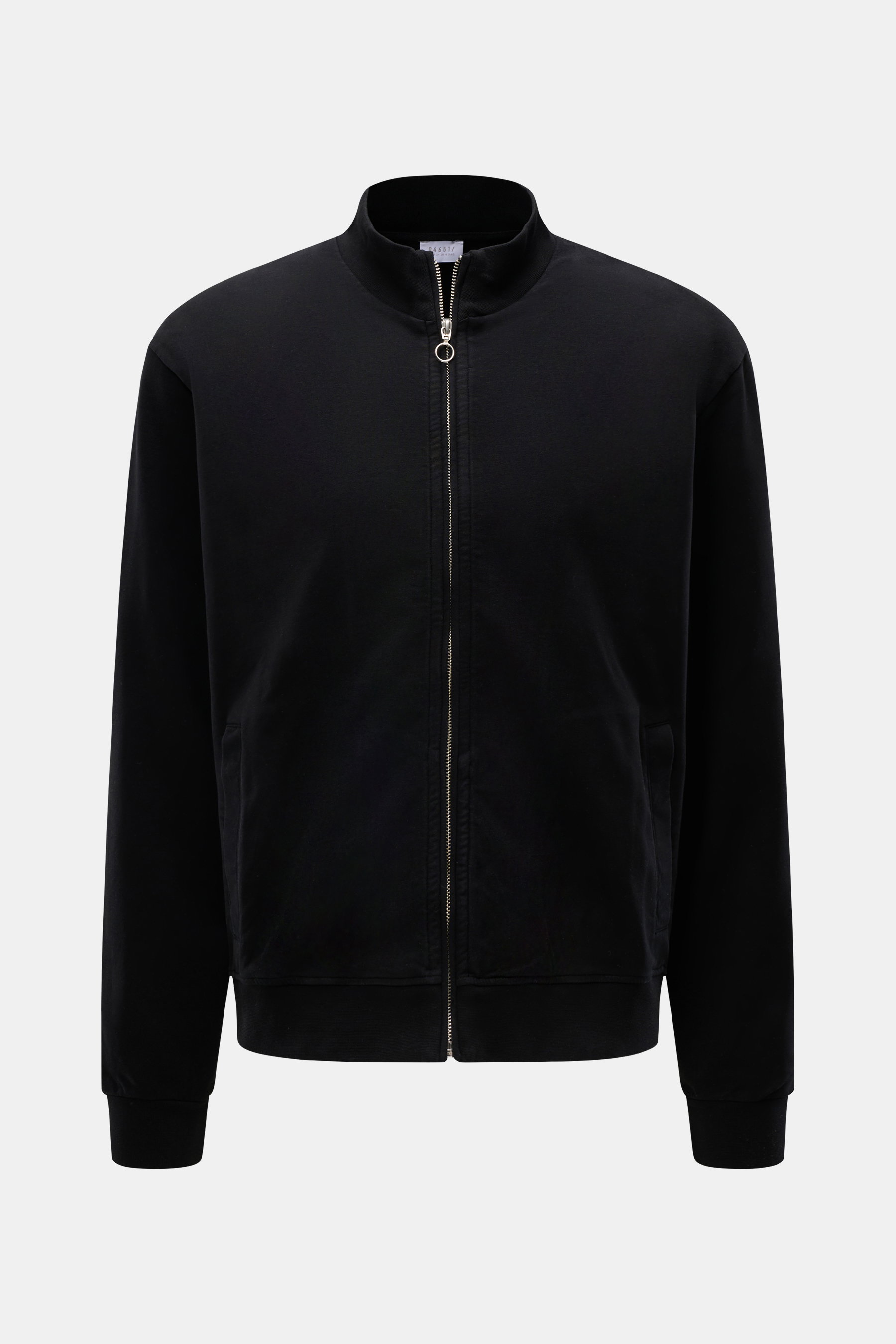 Frontale Nahaufnahme der schwarzen 04651/ A trip in a bag Sweatjacke 'IF Track' aus super softem Baumwoll-Jersey, elastisch, mit Reißverschluss, hoch schließendem Kragen, schrägen Leistentaschen und flexiblen Rippbündchen.